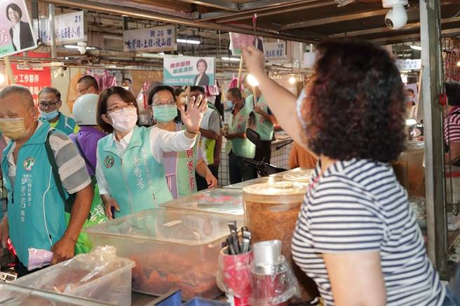 民进党县长参选人黄秀芳上午到伸港乡扫街拜票，由于出身海线，市场内到处都遇到亲友，宛如认亲大会，加油打气声不断。（黄秀芳竞选总部提供／吴敏菁彰化传真）