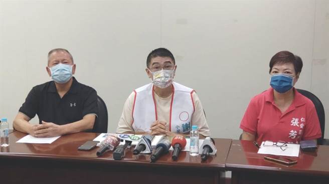 國民黨基隆市長參選人謝國樑（圖中）痛批，民進黨為轉移蔡適應遭爆料的輿論焦點，才透過召開記者會抹黑他。（張志康攝）