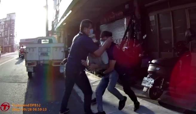 移工逃逸却遭移民官以摔角技立即压制。（台南专勤队提供／李俊淇台南传真）