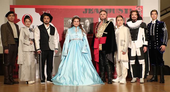 上一次北市交制作《奥泰罗》是1992年，这次再重制，也特别邀请义大利籍指挥家马可．波米（Marco Boemi）来台，同时来有来自美国的男高音布莱恩．利杰斯特（Bryan Register）饰演男主角奥泰罗，女主角黛丝德莫娜则由首位与普契尼歌剧院签约的台湾女高音左涵瀛饰演。（郑任南摄）