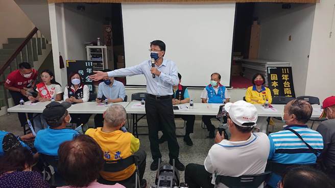 國民黨台南市長參選人謝龍介29日參加固本座談會，提及老人健保、營養午餐與生育津貼3大政策。（程炳璋攝）