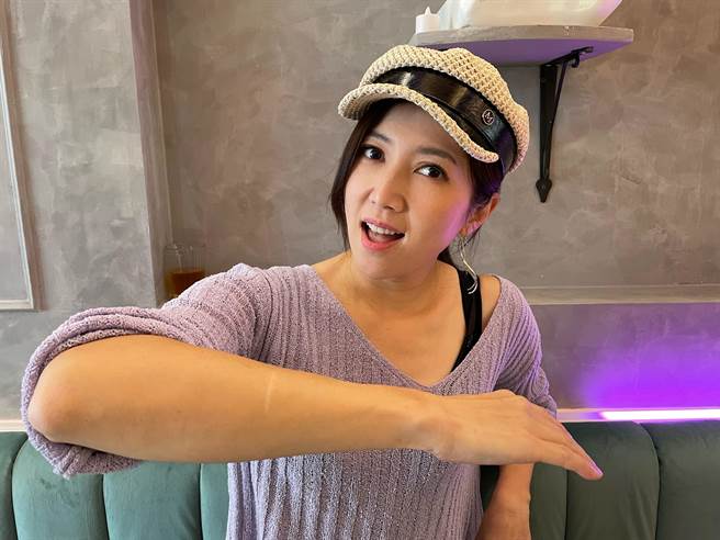 廖家仪手臂上的刀疤，与自己市场小孩成长背景有关。（民视提供）