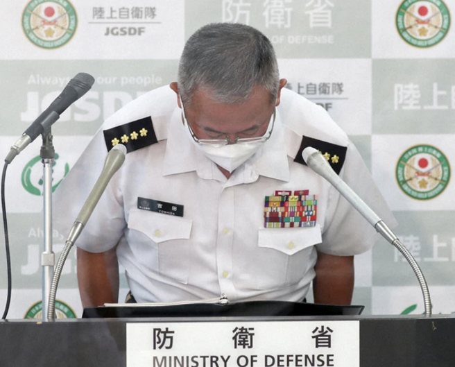 陸上自衛隊參謀長吉田圭秀，為陸自發生的性騷擾事件向公眾道歉。(圖/防衛省)