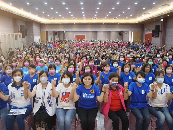 寻求连任的云林县长张丽善（前右四）成立妇女后援会，凝聚女性选票诉求「十全十美」。（张朝欣摄）