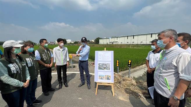 云林县长参选人刘建国（左五）会勘大斗南地区农水路，争取近5000万修缮经费。（刘建国竞选总部提供／张朝欣云林传真）