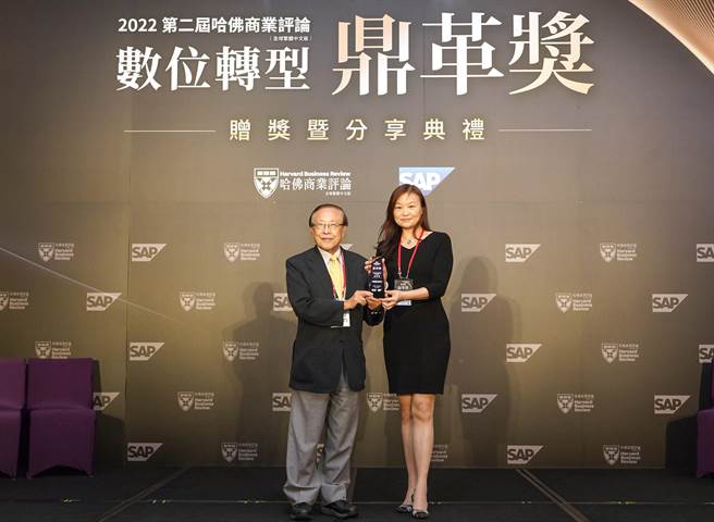 《哈佛商业评论》全球繁体中文版董事长高希均（左）颁奖，中信银行数位平臺经营处处长何庆媛资深副总经理（右）代表受奖 。（中信银行提供）