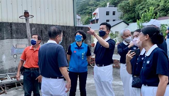 饶庆铃在勘灾后特别与慈济洽谈，希望结合民间及公所等各界力量，协助灾民重建家园。（读者提供／蔡旻妤台东传真）