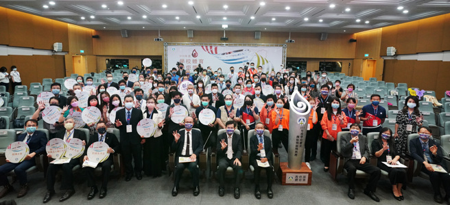 2022年學校體育傳炬獎41個團體及個人獲獎表揚頒獎典禮大合照，教育部部長潘文忠（前排中）、體育署代理署長林騰蛟（前排中左）、中華民國體育總會會長葉政彥（前排中右）到場祝賀。（體育署提供）