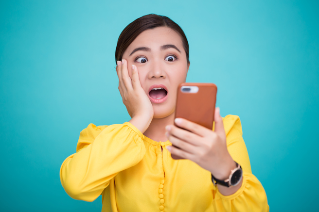 女網友被妹妹請求幫忙玩手機遊戲，妹妹當時把自己的手機給她後就去洗澡，她則意外發現妹妹的LINE對話中，妹婿經常傳下體照給妹妹，而且下體還有入珠。（示意圖/shutterstock）