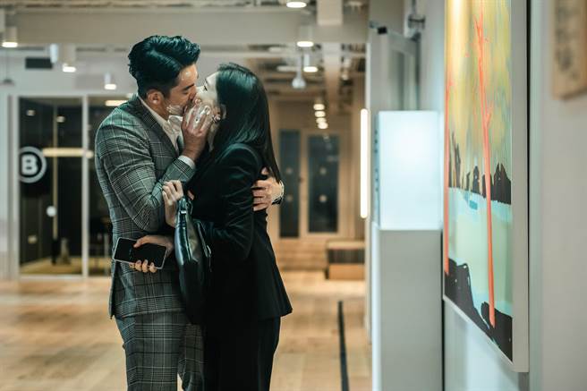 吴慷仁剧中强吻许玮宁。（Netflix提供）