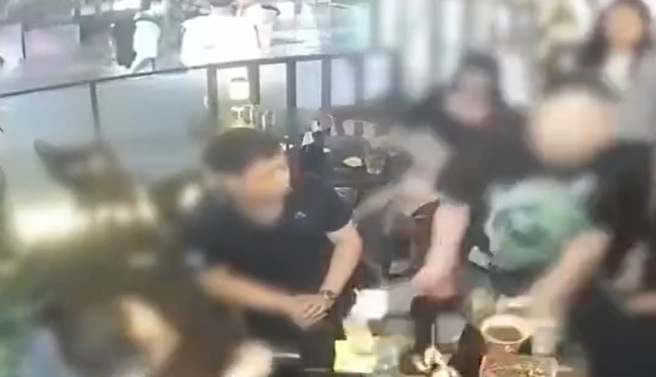 酒客借酒壮胆竟要求邻桌正妹「过来喝一杯」，酒吧老板见状劝阻无效直接翻桌。（翻摄自微博）