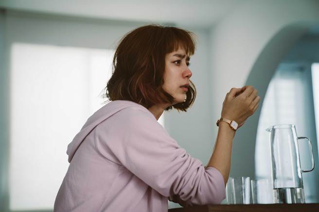 单元《沙之书》中温贞菱因挚爱伴侣林予晞外遇而崩溃痛哭。（公视提供））