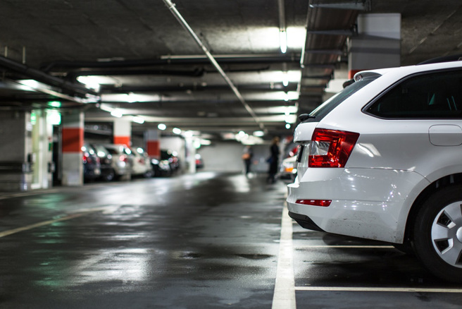 网友遇到租的停车位遭人停入，对方没留电话，他只好把车停在对方后方，直接卡死对方，PO文说「要停我租的位置也不留个电话，那就请您等我起床吧！」(示意图/达志影像)