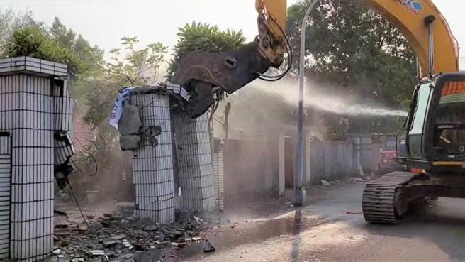 国防部执行高雄市左营区合群新村拆迁案。（民眾提供／林瑞益高雄传真）