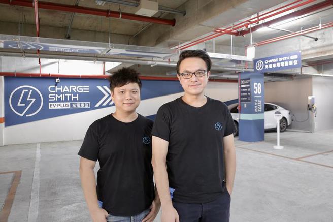（宅电ChargeSmith瞄准智慧充电服务市场，左为执行长陈青佑、右为营运长郭颛毅。图／宅电ChargeSmith提供）