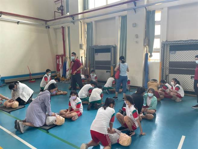 地震频传，大有消防分队到国小宣导防灾观念。(消防提供／蔡依珍桃园传真)