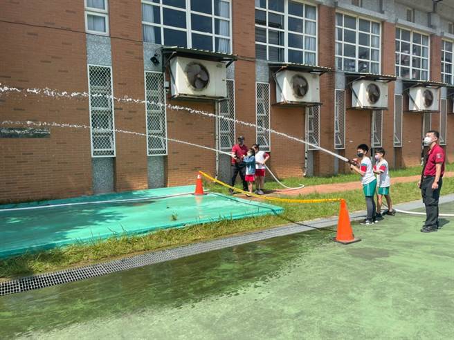 地震频传，大有消防分队到国小宣导防灾观念。(消防提供／蔡依珍桃园传真)