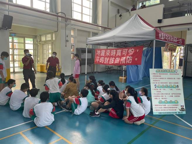地震频传，大有消防分队到国小宣导防灾观念。(消防提供／蔡依珍桃园传真)