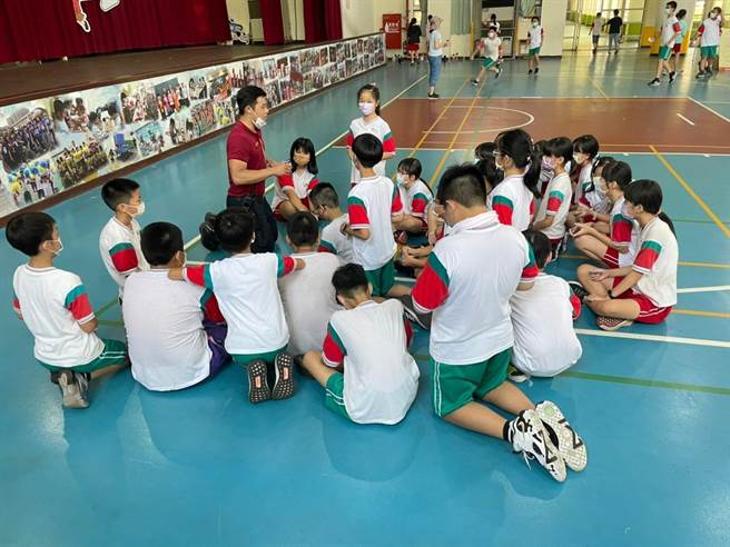 地震频传，大有消防分队到国小宣导防灾观念。(消防提供／蔡依珍桃园传真)