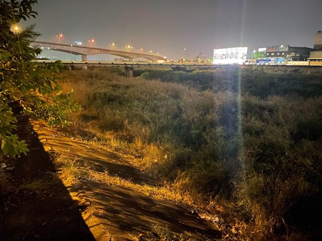 台中市东区旱溪东升桥下晚间，被发现1名男子倒卧在草丛中，且腹胸有刀伤，警方初步研判没有外力介入。（读者提供／张妍溱台中传真）