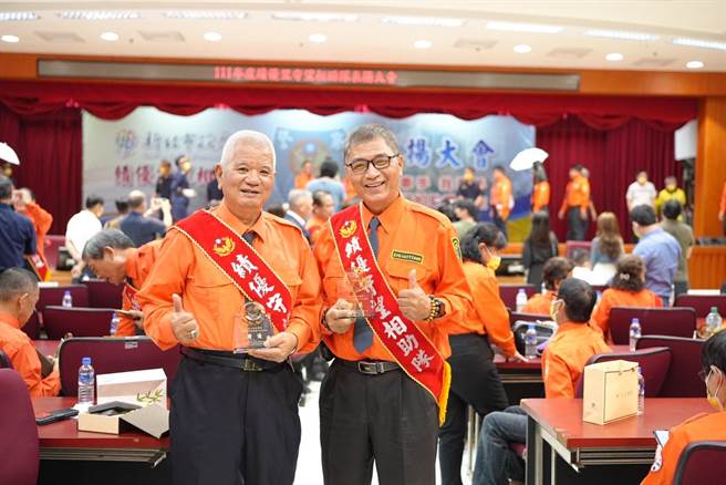 三重区光辉里里长吴松春（左）及芦洲区水湳里里长吴松标（右）两兄弟，分别服务24年、16年。（新北市警察局提供／李奇叡新北传真）