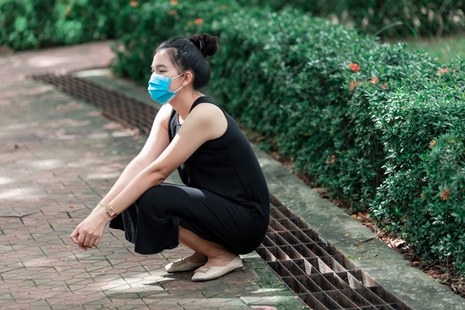 1名女网友日前穿黑色洋装被眾人称讚，但在婆家时因为「弯腰吃饭被看到胸部上围」，婆家随即大声怒斥，公公当面说所有人眼睛不知道要往哪看。（示意图/shutterstock）