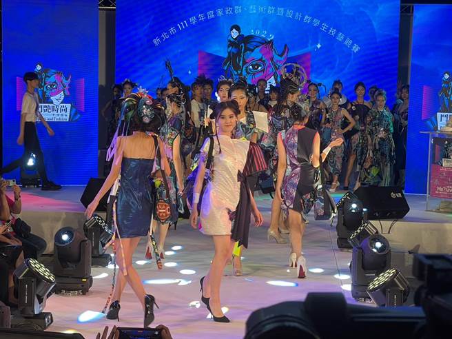 「新北市2022年斗艷时尚伸展台」竞赛今在府中商圈举行走秀表演暨颁奖典礼。（王扬杰摄）