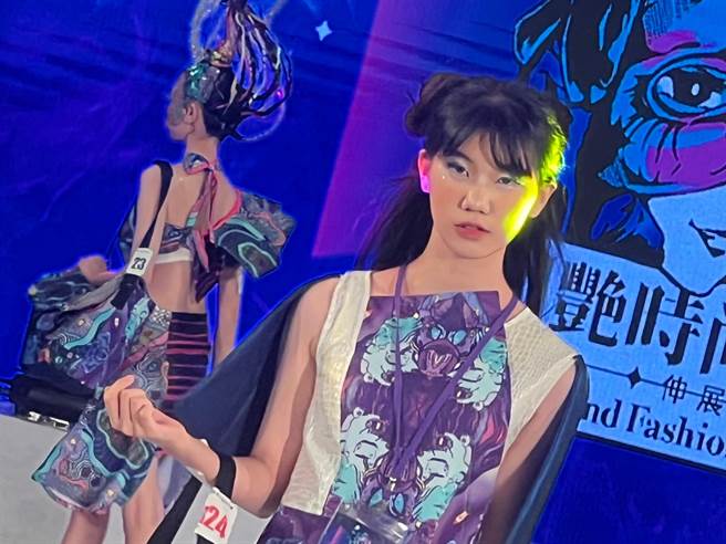 「新北市2022年斗艷时尚伸展台」竞赛今在府中商圈举行走秀表演暨颁奖典礼。（王扬杰摄）