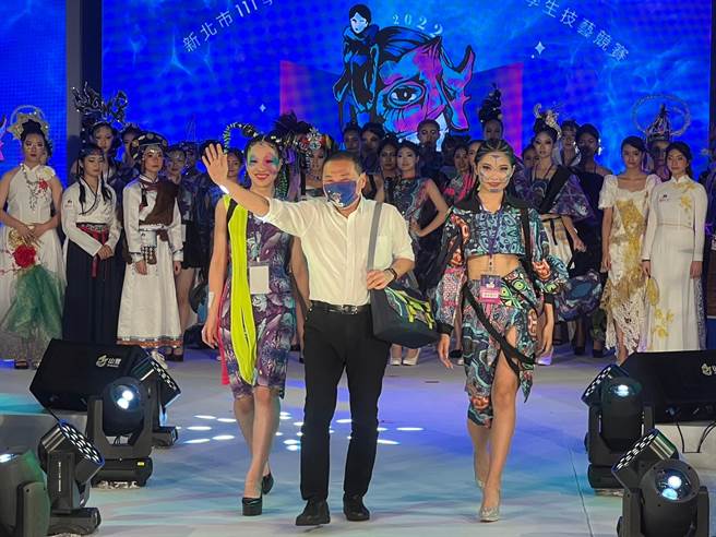 侯友宜体验走秀。（王扬杰摄）