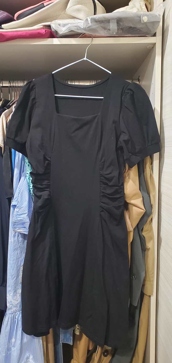 1名女网友日前穿黑色洋装被眾人称讚，但在婆家时因为「弯腰吃饭被看到胸部上围」，婆家随即大声怒斥，公公当面说所有人眼睛不知道要往哪看。（翻摄自脸书「毒姑九贱婆媳讨论区」）