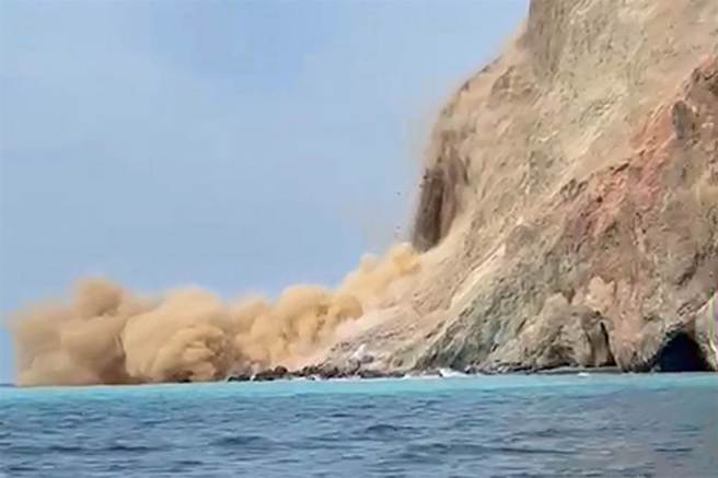 龟山岛29日再传龟首大规模崩塌，狂冒白色硫磺烟。图为龟首今年7月中旬崩塌画面／宜兰县赏鲸推广协会提供