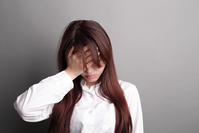 女子平时喜欢与在邮局摆摊的阿姨相处，去年7月她到对方家中过夜，换上对方给的宽松上衣入睡，当晚竟遭对方的公公摸大腿和揉胸，她吓坏提告。（示意图/shutterstock）