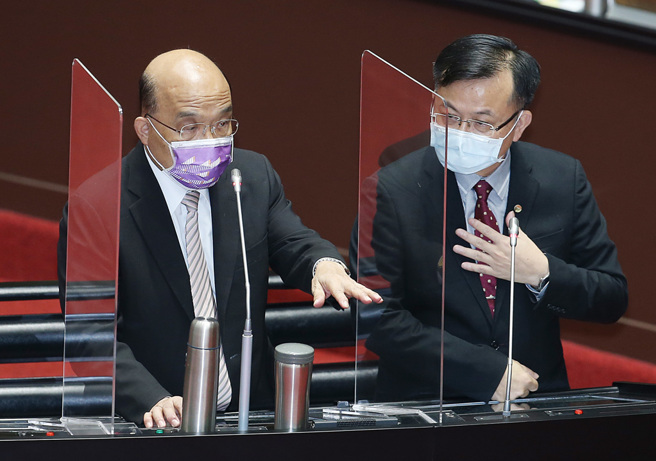 立委陈椒华质询时播放录音檔爆料府院介入镜电视执照申请，行政院长苏贞昌(左)当场否认。（资料照／姚志平摄）