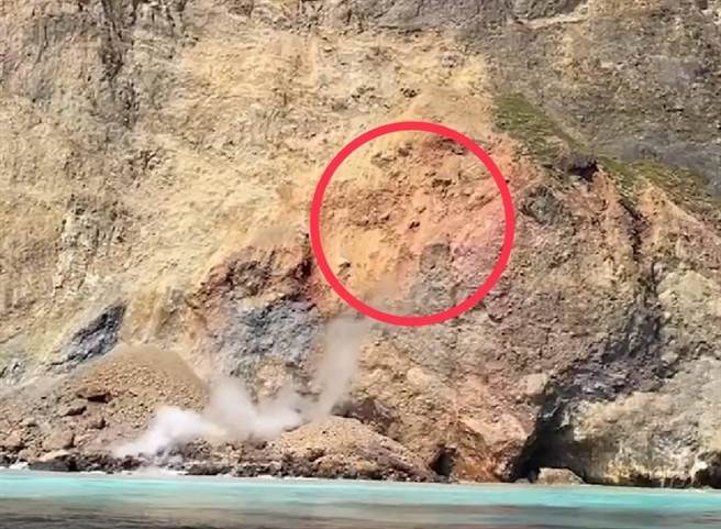 白天行经龟首的赏鲸船解说员表示，坍塌面积只有一点点。（赏鲸船解说员提供／吴佩蓉宜兰传真）