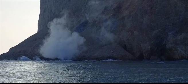 龟山岛已经2、3个星期没喷硫磺烟，今天倒是狂冒。（赏鲸船解说员提供／吴佩蓉宜兰传真）
