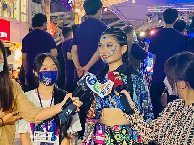 「2022年斗艷时尚伸展台」竞赛服装设计第一名庄敬高职 吴文馨、能仁家商 杨宣慧。（照片/景义婷）