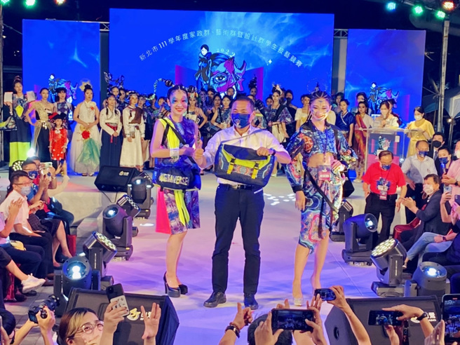 新北市市长侯友宜特别参与了走秀。(照片/景义婷)