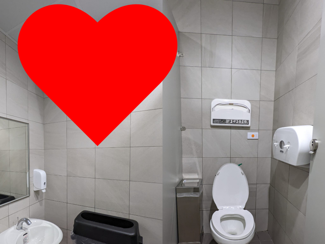 一名网友使用好市多加油站厕所后，看到一物相当满意。（翻摄自COSTCO 好市多 消费经验分享区脸书）