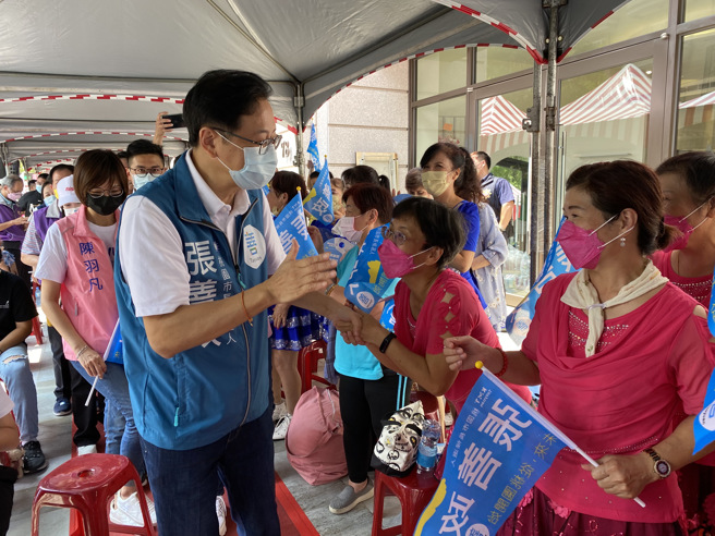 国民党桃园市长参选人张善政（左）。（资料照片，蔡明亘摄）