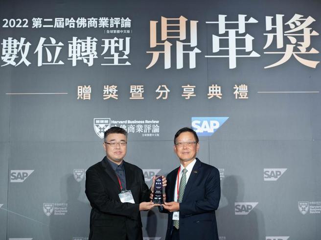 （勤美集團董事長林廷芳(右)自數位發展部政務次長李懷仁手中接下數位轉型鼎革獎。圖／勤美提供）