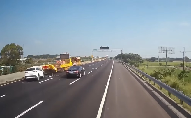 休旅車國道無減速猛撞緩衝車，遭網友罵翻「又是自駕惹禍」。（翻攝自臉書八卦村 - 行車紀錄器影片上傳中心）