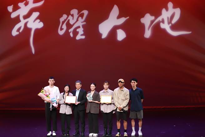 文化部长李永得（左3）与金牌奖赖佩纶、萧乐恩《你听，我说》团队合影。（文化部提供）