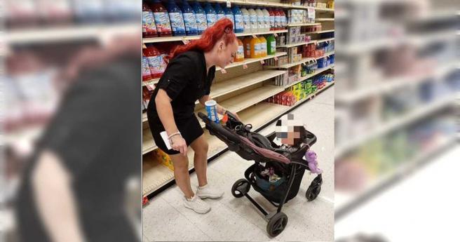 在监狱分娩的26岁女子瓦伦丁与女儿。（图／翻摄自《每日邮报》）