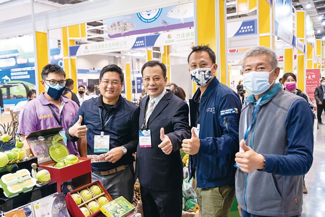 2022年臺湾智慧农业周暨臺湾国际渔业展29日登场；图为去年展会屏东县府农业处长郑永裕（中）和业者共贺展出成果丰硕。图／业者提供