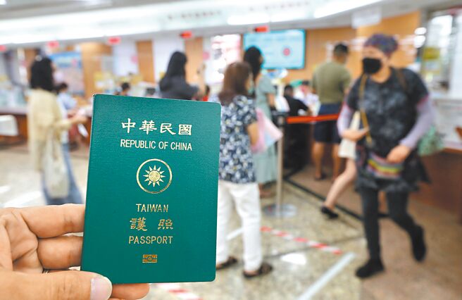 据统计，全国至今有近300万人护照过期，边境解封在即，不少人赶着办新护照。（刘宗龙摄）