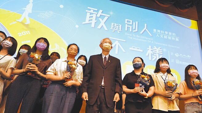 中研院院士李远哲（右四）28日出席国立台湾歷史博物馆举办「敢与别人不一样－台湾科学家的人文关怀特展」，直言「2050年零排碳是不可能的 」、「年轻人都被这个目标骗了」。（曹婷婷摄）