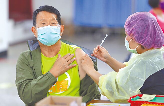 疫情指挥官王必胜宣布，10月3日起开放第一类医事人员等7类对象接种次世代疫苗。图为民眾接种莫德纳BA.1次世代双价疫苗。（本报资料照片）