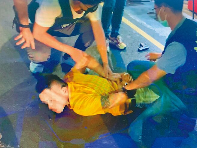 台南27岁苏姓男子疑因索讨保护费不成，还被上网呛声，涉嫌在3天内2度开枪并丢掷爆裂物示威，被警方压制逮捕。（读者提供／洪荣志台南传真）
