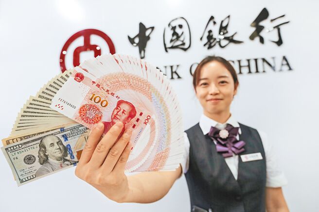 人民币在岸、离岸匯价昨双双贬破7.2元大关，创14年新低。人行强调人民币匯率保持基本稳定拥有坚实基础，坚决抑制匯率大起大落。（中新社）