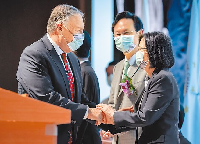 总统蔡英文28日出席「世界台湾商会联合总会第28届年会暨第3次理监事联席会议开幕典礼」，与到访的美国前国务卿蓬佩奥（左）握手致意。（总统府提供）